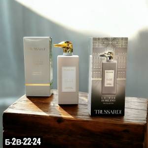 Trussardi Walking In Porta Venezia