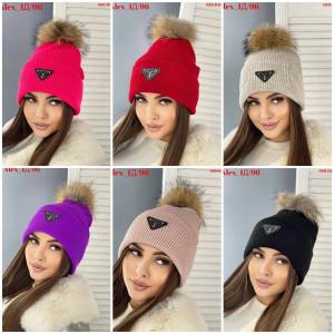 Шапка с помпоном из натурального меха. Состав : 20% WooL+ 80%Acrylic